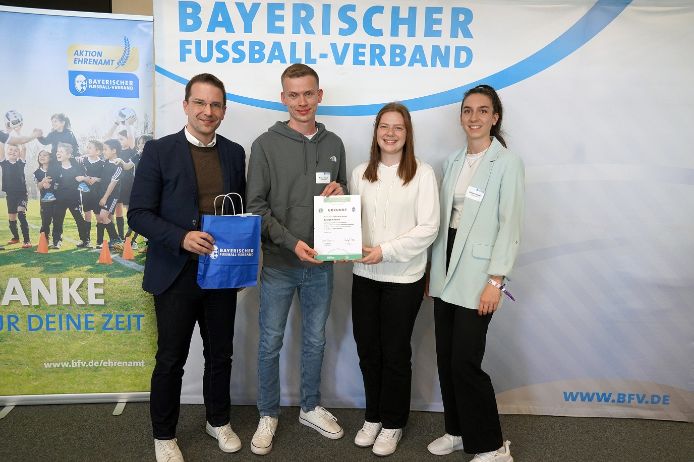 U30-Fußballhelden 2025 (von links): BFV-Präsident Christoph Kern, Patrick Hekiert (Kreissieger Neumarkt/Jura, ASV Neumarkt), Nina Kühnl (U30-Mitglied Bezirksausschuss Mittelfranken), Selina Vollmar (U30-Mitglied im Verbandsvorstand).