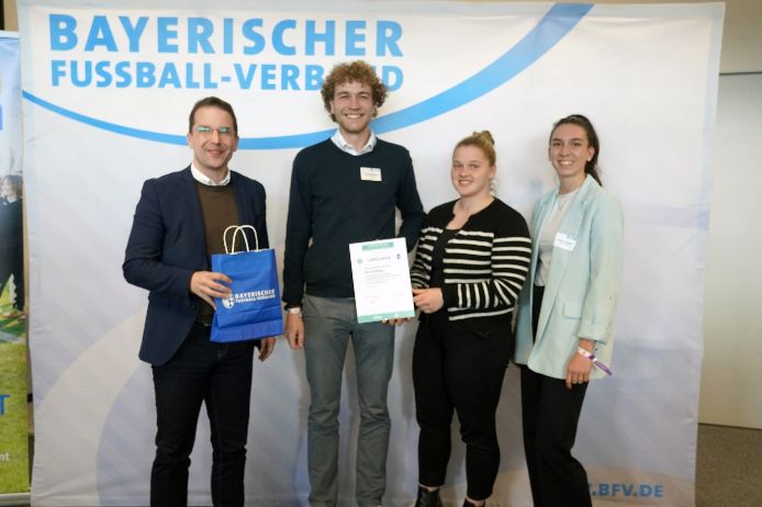 U30-Fußballhelden 2025 (von links): BFV-Präsident Christoph Kern, Simon Hifinger (Kreissieger Inn/Salach, ASV Rott/Inn), Emily Ferraro (U30-Mitglied Bezirksausschuss Oberbayern), Selina Vollmar (U30-Mitglied im Verbandsvorstand).