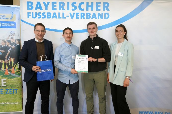 U30-Fußballhelden 2025 (von links): BFV-Präsident Christoph Kern, Timo Frank (Kreissieger Hof/Tirschenreuth/Wunsiedel, FC Eintracht Münchberg), Lennart Sollmann (U30-Mitglied Bezirksausschuss Oberfranken), Selina Vollmar (U30-Mitglied im Verbandsvorstand).