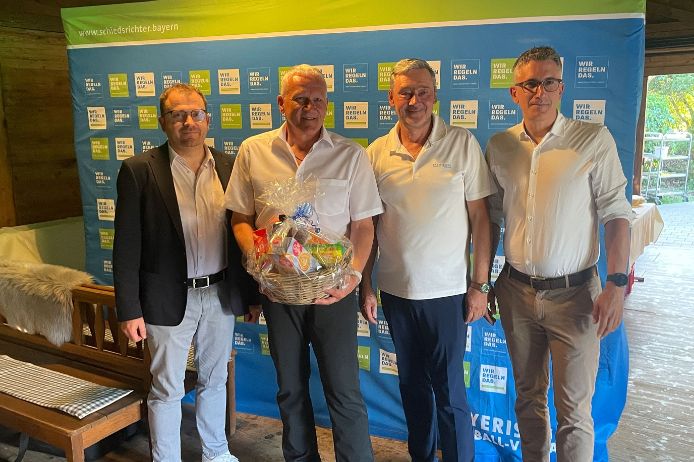 v.l.: Michael Völkl (VSA), Josef Sigl, BFV-Vizepräsident Robert Schraudner, Verbands-Schiedsrichterobmann Sven Laumer.