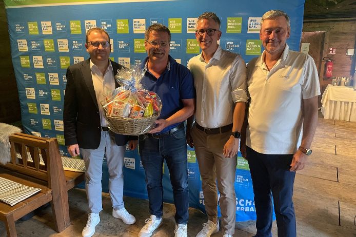 v.l.: Michael Völkl (VSA), Markus Pflaum, Verbands-Schiedsrichterobmann Sven Laumer, BFV-Vizepräsident Robert Schraudner.