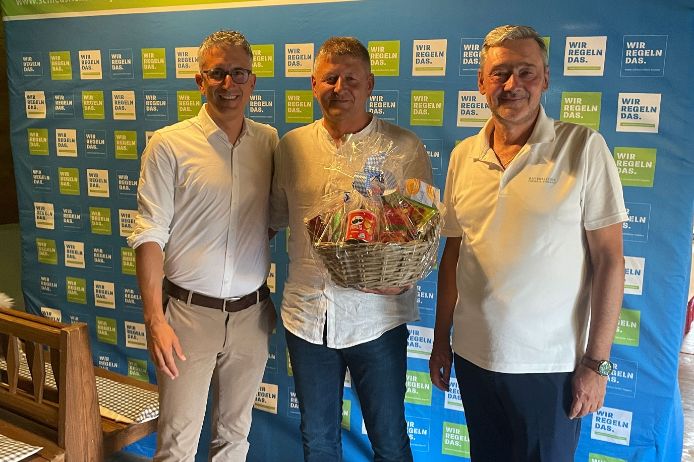 v.l.: Verbands-Schiedsrichterobmann Sven Laumer, Robert Fischer, BFV-Vizepräsident Robert Schraudner.