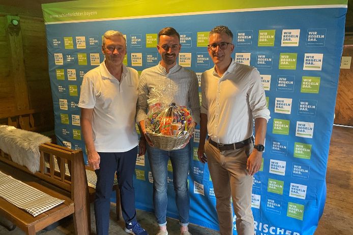 v.l.: BFV-Vizepräsident Robert Schraudner, Tobias Wittmann, Verbands-Schiedsrichterobmann Sven Laumer.