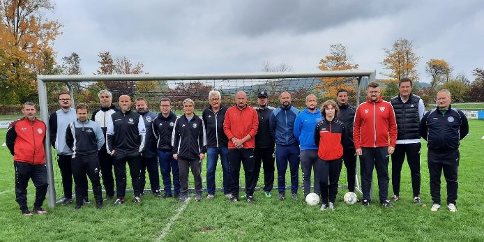 Gruppenbild mit allen Teilnehmenden und Referenten an der Seminarreihe Fit für Kids und Kleine Spiele für Bambini