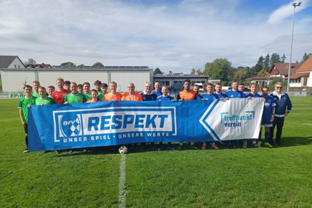 Mannschaften mit dem RESPEKT-Banner beim Spiel SpVgg Lettenreuth und (SG1) SV Wolfers/Neuengrün 1/SV Nurn 1