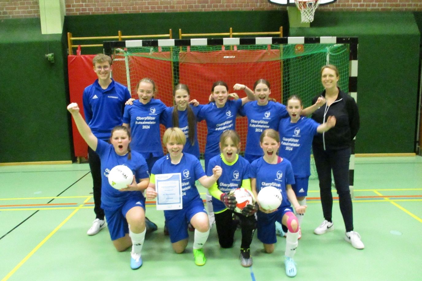 Maja Ranzinger Die U13-Juniorinnen des FC Altrandsberg bejubeln Futsal ...