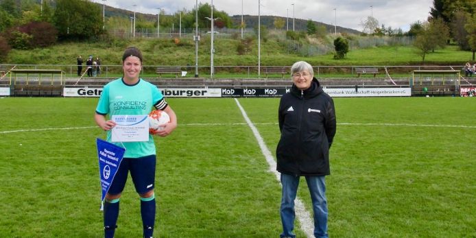 Die BFMA-Vorsitzende Helga Schmitt (rechts) gratulierte dem neuen Bezirks-Pokalsieger Kickers Aschaffenburg (links Spielführerin Sophia Krausmann).