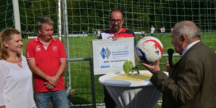 KEAB Ludwig Bauer überreicht Fußball