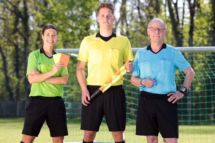 Drei Schiedsrichter posieren für die BFV-Kampagne #WIRREGELNDAS