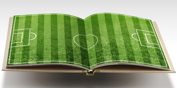 Ein aufgeschlagenes Buch. Darin abgedruckt ein Fussballfeld. Es verdeutlicht die theoretsiche Lehrarbeit der Schiedsrichtervereiningung Augsburg.