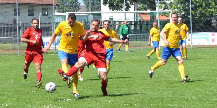 Spielszene bei den Ü-Cups Fußballiade 2015 in Landshut.