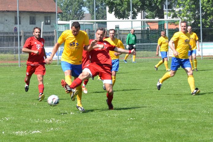 Spielszene bei den Ü-Cups Fußballiade 2015 in Landshut.