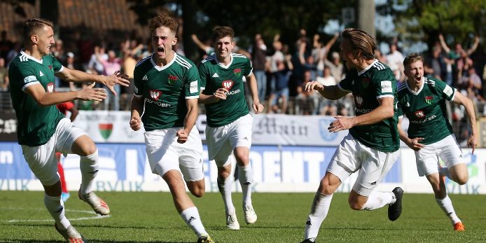 Tim Danhof bejubelt seinen 1:0-Siegtreffer für den 1. FC Schweinfurt 05 gegen den FC Augsburg II.