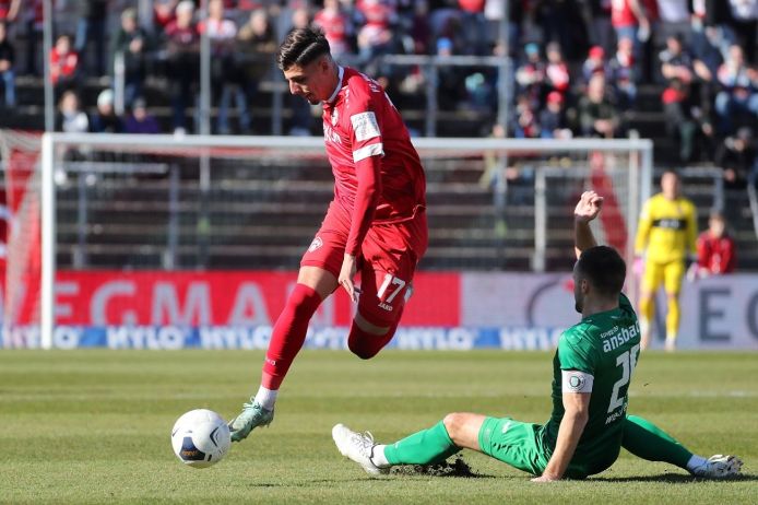 Spielszene Ivan Franjic (FC Würzburger Kickers) gegen Ansbach.