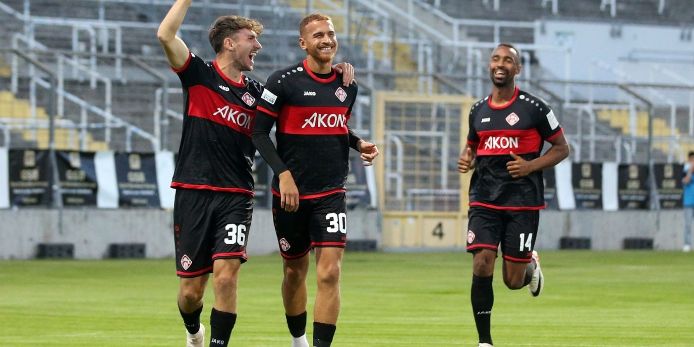 Torjubel Würzburger Kickers um Benyas Solomon Junge-Abiol