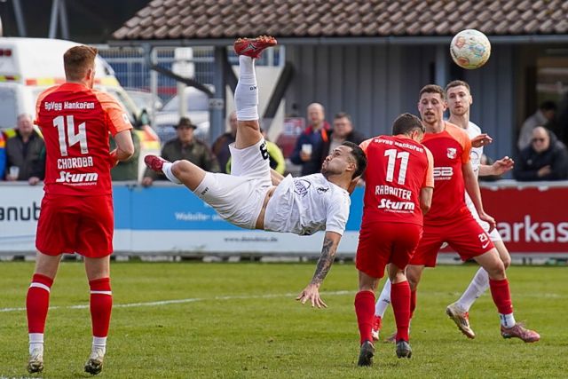 Fallrückzieher beim Spiel Hankofen-Hailing gegen TSV Schwaben Augsburg