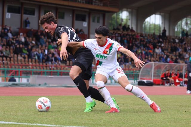 Spielszene FC Augsburg II - FC Memmingen