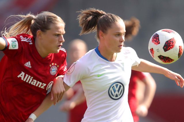 Zwei Frauen schauen auf einen Ball