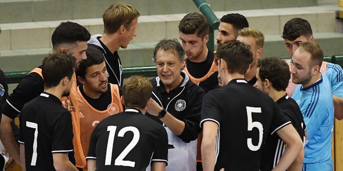 DFB-Futsal-Nationaltrainer Marcel Loosveld Teambesprechung