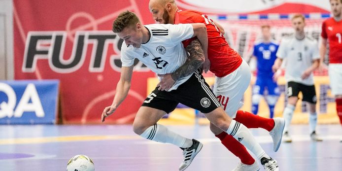 Zweikampf im Futsal-Länderspiel zwischen Deutschland und Österreich.
