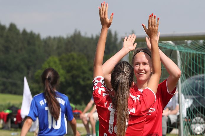 Zwei Mädchen bejubeln einen Treffer bei der Club Championship im Rahmen der Fußballiade 2019.