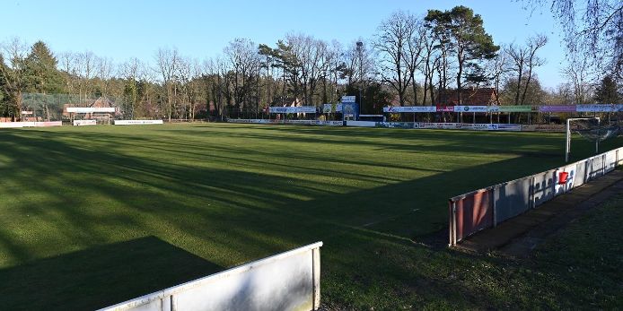 Leerer Amateurfußballplatz