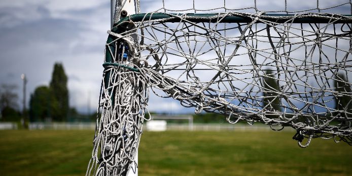Hochgeklapptes Tornetz auf einem Amateurfußballplatz.