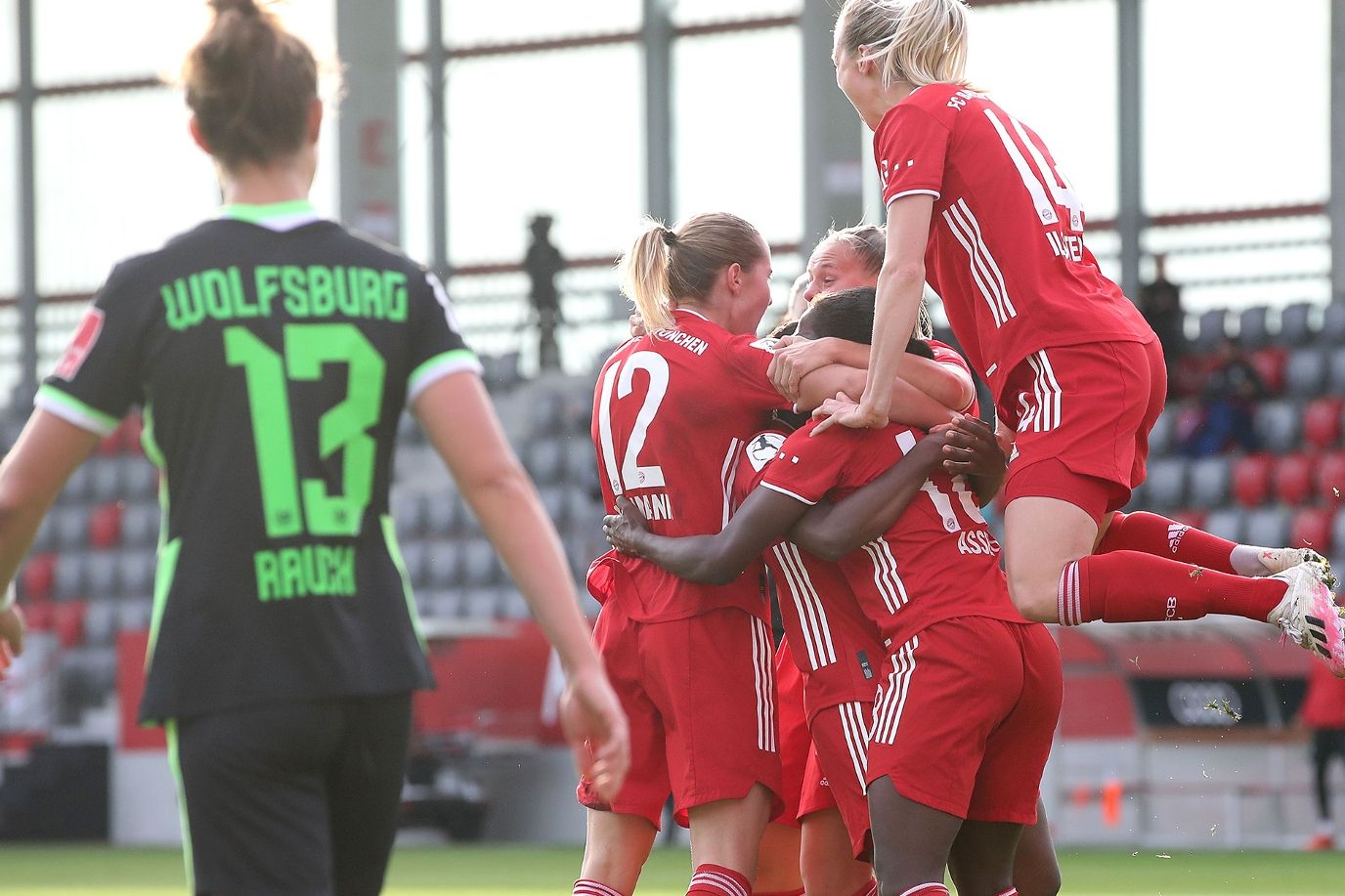 Frauen Bundesliga Fc Bayern Munchen Bezwingt Wolfsburg 4 1 Bfv