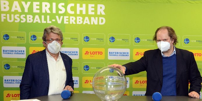 Toto-Pokal-Auslosung: Josef Janker (links) und Xaver Faul von Lotto Bayern.