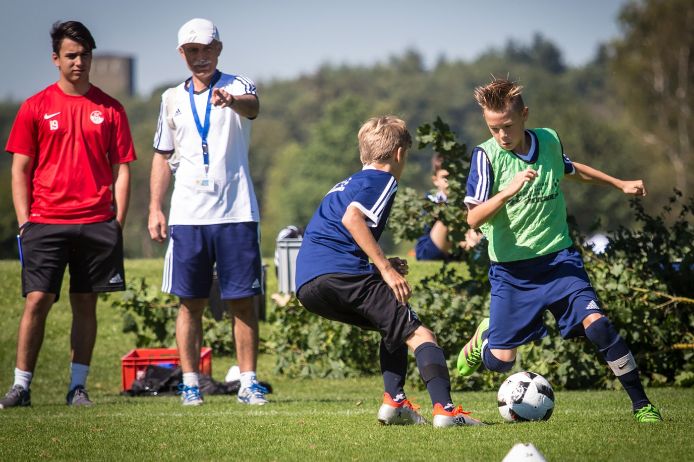 Jugendtrainer beobachten einen Zweikampf