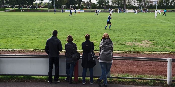 Zuschauer bei einem Amateurfußball-Spiel.