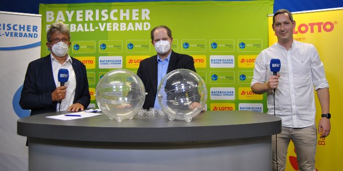 Moderator Sebastian Dirschl, Xaver Faul von LOTTO Bayern und Verbands-Spielleiter Josef Janker (v.r.n.l.) bei der Auslosung der 2. Hauptrunde im Toto-Pokal-Wettbewerb 2021/22.