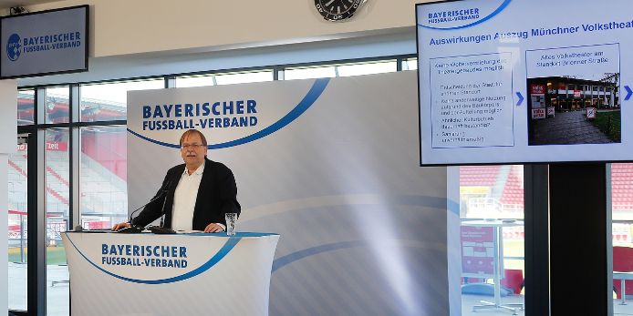 BFV-Präsident Rainer Koch bei seiner Rede auf dem außerordentlichen Verbandstag 2021 in Regensburg.