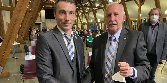Der mittelfränksiche Bezirksvorsitzende Dieter Habermann gratuliert Mike Schrödel-Imhof zur Wiederwahl als Kreis-Vorsitzender des Fußballkreises Neumarkt/Jura.