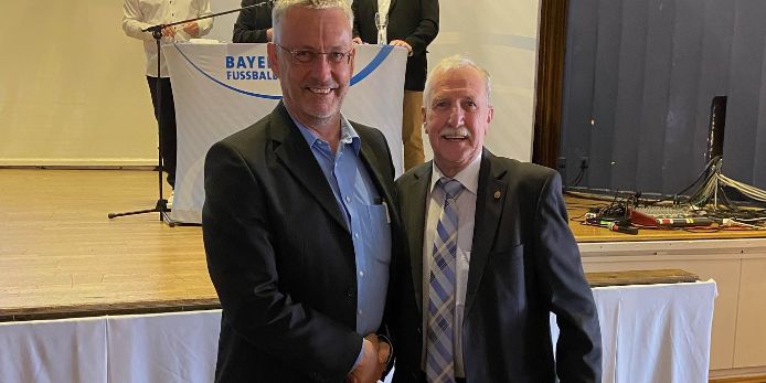 Der mittelfränkische Bezirksvorsitzende Dieter Habermann gratuliert Thomas Raßbach zur Wiederwahl als Kreis-Vorsitzender und -Spielleiter des Fußballkreises Nürnberg/Frankenhöhe.
