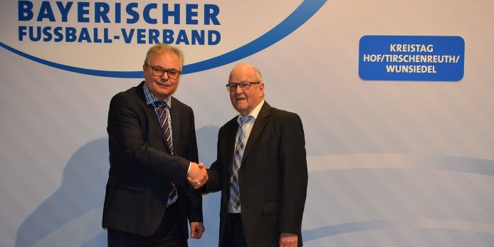 Der oberfränkische Bezirks-Vorsitzende Thomas Unger (l.) gratuliert Siegfried Tabbert zur Wiederwahl.