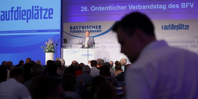 BFV-Schatzmeister Jürgen Faltenbacher auf dem Verbandstag 2022 in Bad Gögging.