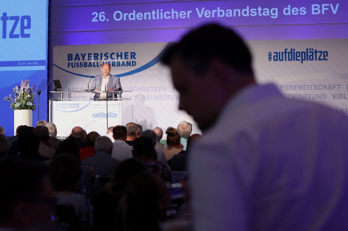 BFV-Schatzmeister Jürgen Faltenbacher auf dem Verbandstag 2022 in Bad Gögging.