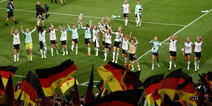 DFB-Frauen jubeln nach dem Sieg gegen Frankreich