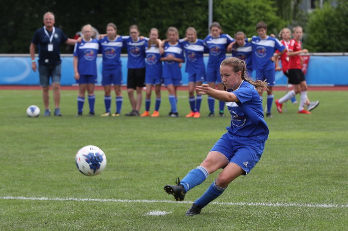 Mädchen schießt bei der Fußballiade 2019 einen Elfmeter