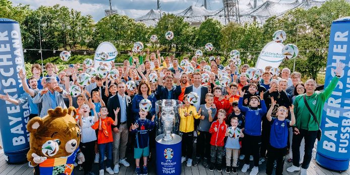 Gruppenbild bei der UEFA Trophy Tour 2024 in München