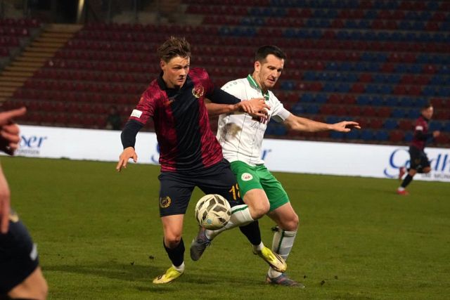 Tim Hannemann (SpVgg Unterhaching) im Zweikampf