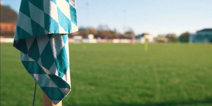 Leerer Fußballplatz mit Eckfahne