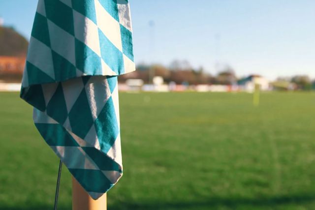 Leerer Fußballplatz mit Eckfahne