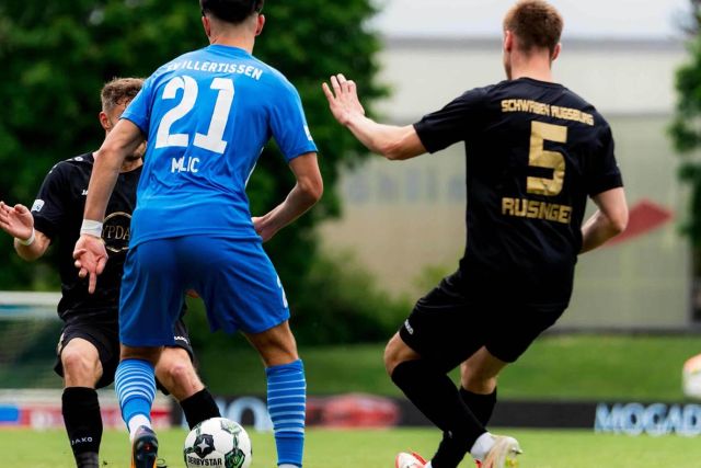 Spielszene FV Illertissen - TSV Schwaben Augsburg